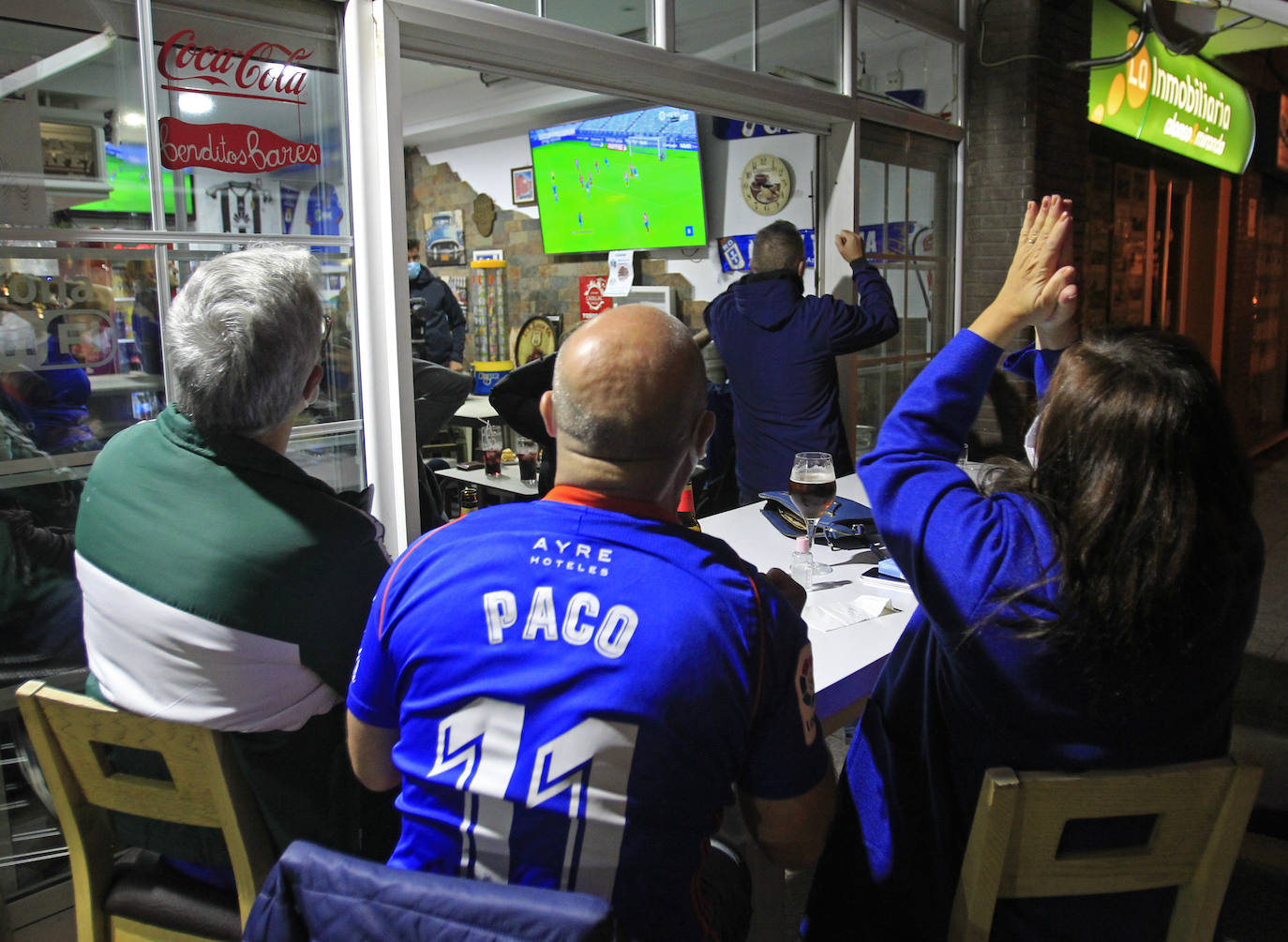 Los aficionados del Real Oviedo y del Sporting han disfrutado del derbi asturiano lejos del estadio Carlos Tartiere, pero eso no le ha restado intensidad al derbi asturiano. 