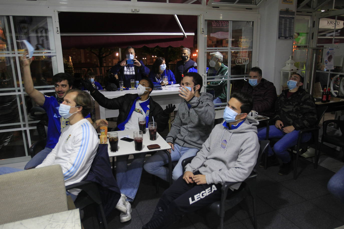 Los aficionados del Real Oviedo y del Sporting han disfrutado del derbi asturiano lejos del estadio Carlos Tartiere, pero eso no le ha restado intensidad al derbi asturiano. 