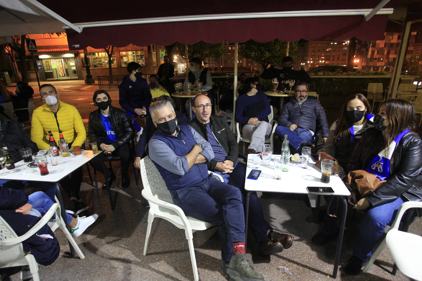 Los aficionados del Real Oviedo y del Sporting han disfrutado del derbi asturiano lejos del estadio Carlos Tartiere, pero eso no le ha restado intensidad al derbi asturiano. 