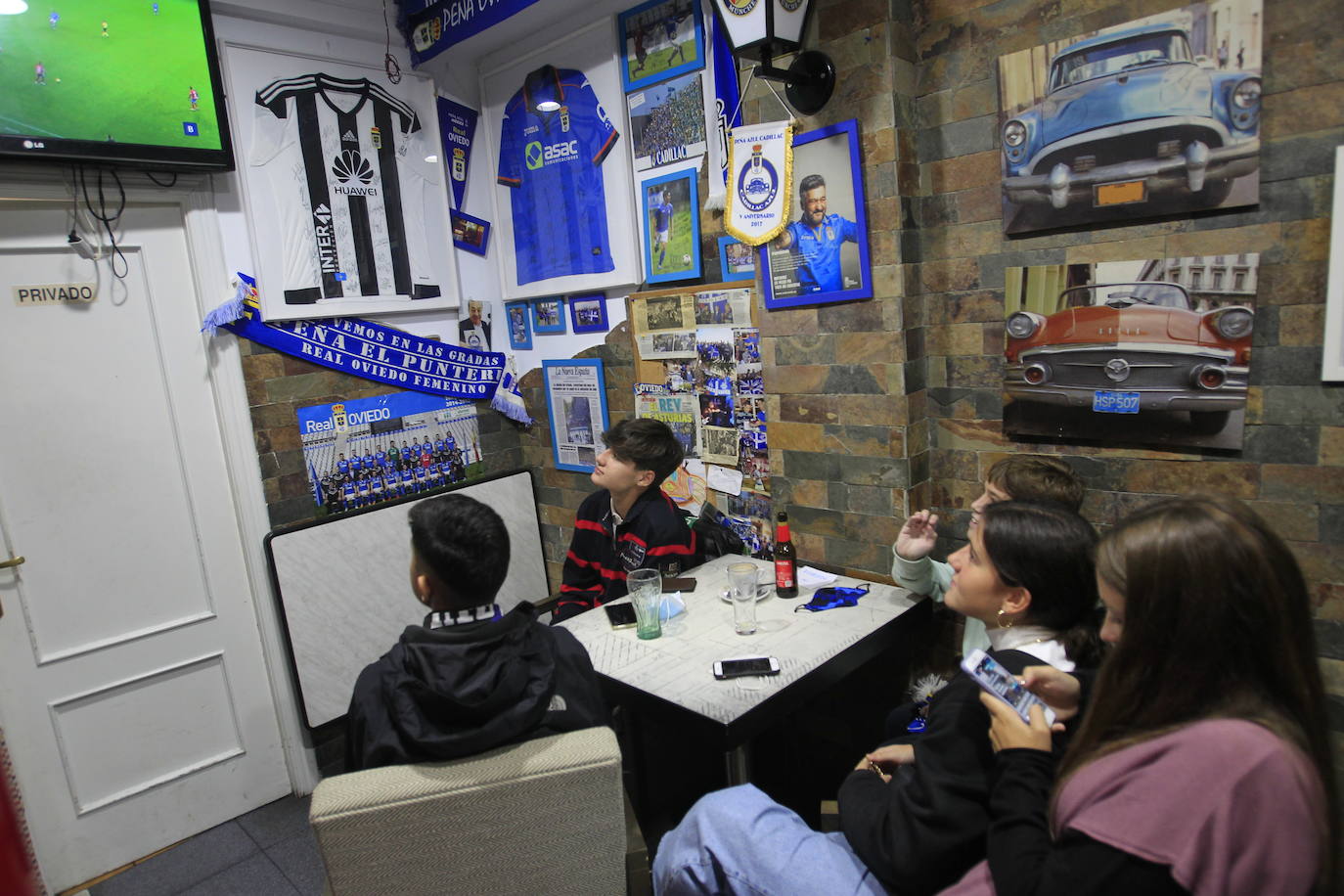 Los aficionados del Real Oviedo y del Sporting han disfrutado del derbi asturiano lejos del estadio Carlos Tartiere, pero eso no le ha restado intensidad al derbi asturiano. 