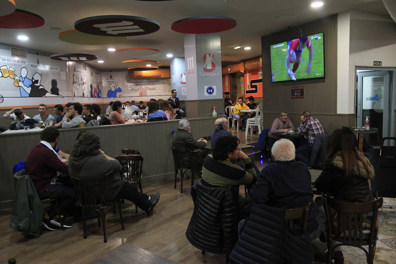 Los aficionados del Real Oviedo y del Sporting han disfrutado del derbi asturiano lejos del estadio Carlos Tartiere, pero eso no le ha restado intensidad al derbi asturiano. 