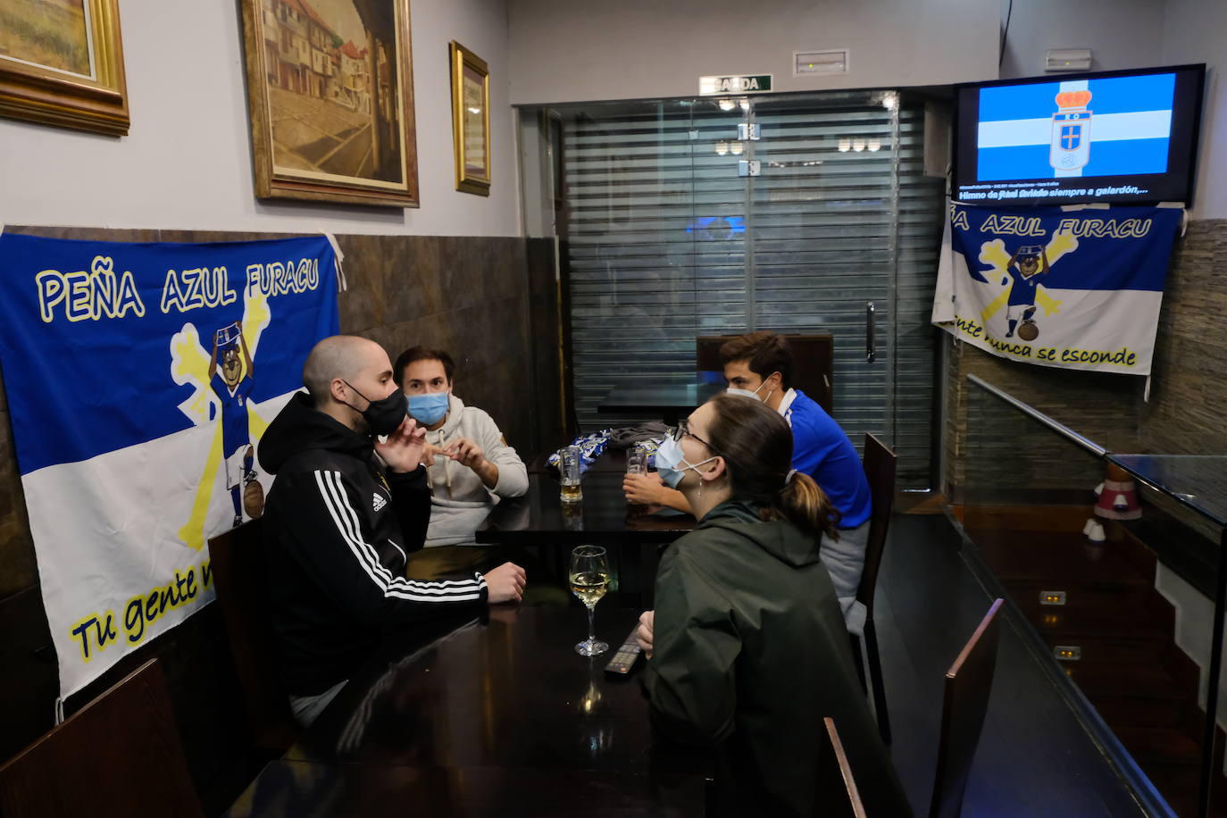 Los aficionados del Real Oviedo y del Sporting han disfrutado del derbi asturiano lejos del estadio Carlos Tartiere, pero eso no le ha restado intensidad al derbi asturiano. 