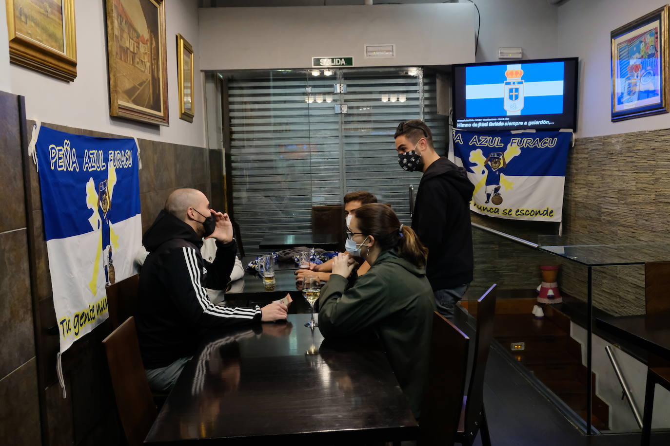 Los aficionados del Real Oviedo y del Sporting han disfrutado del derbi asturiano lejos del estadio Carlos Tartiere, pero eso no le ha restado intensidad al derbi asturiano. 