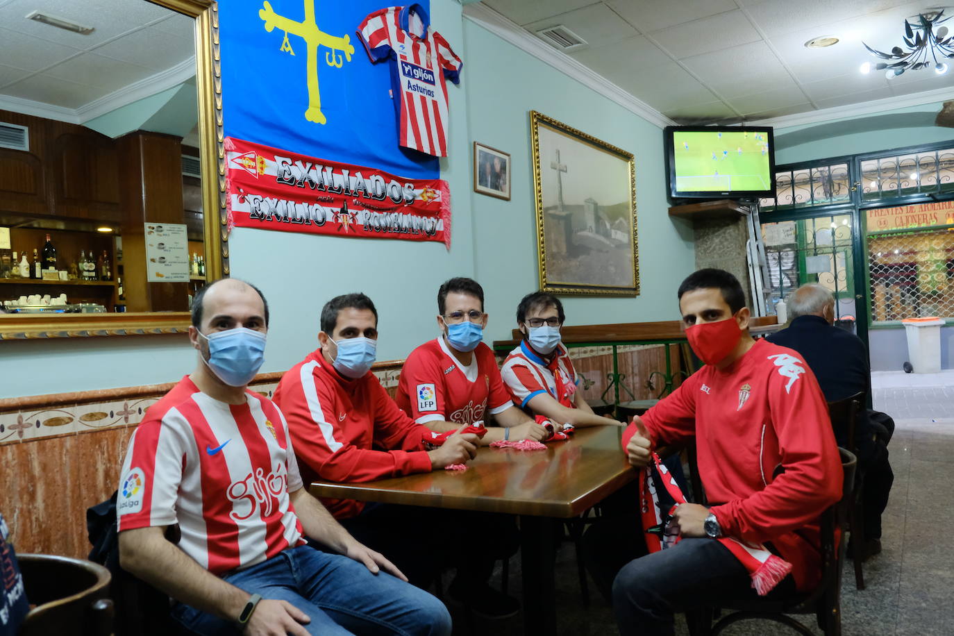 Los aficionados del Real Oviedo y del Sporting han disfrutado del derbi asturiano lejos del estadio Carlos Tartiere, pero eso no le ha restado intensidad al derbi asturiano. 