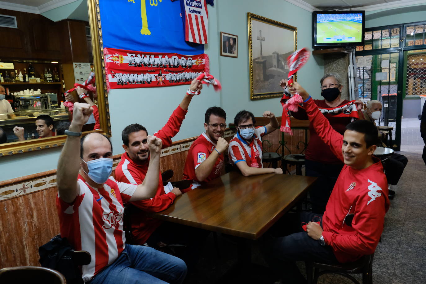 Los aficionados del Real Oviedo y del Sporting han disfrutado del derbi asturiano lejos del estadio Carlos Tartiere, pero eso no le ha restado intensidad al derbi asturiano. 