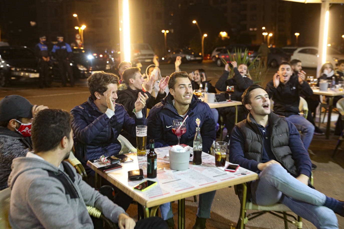 Los aficionados del Real Oviedo y del Sporting han disfrutado del derbi asturiano lejos del estadio Carlos Tartiere, pero eso no le ha restado intensidad al derbi asturiano. 