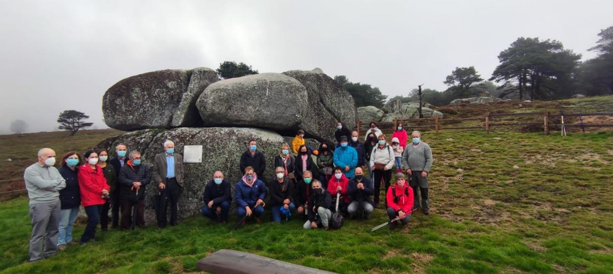 El alcalde y los vecinos posan junto a la placa en el Penedo Aballón. 