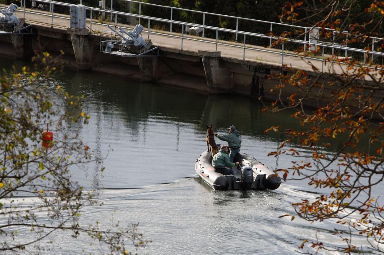 Una lancha de la Guardia Civil realiza una batida en superficie por aguas del embalse, en busca del varón de 70 años desaparecido. 