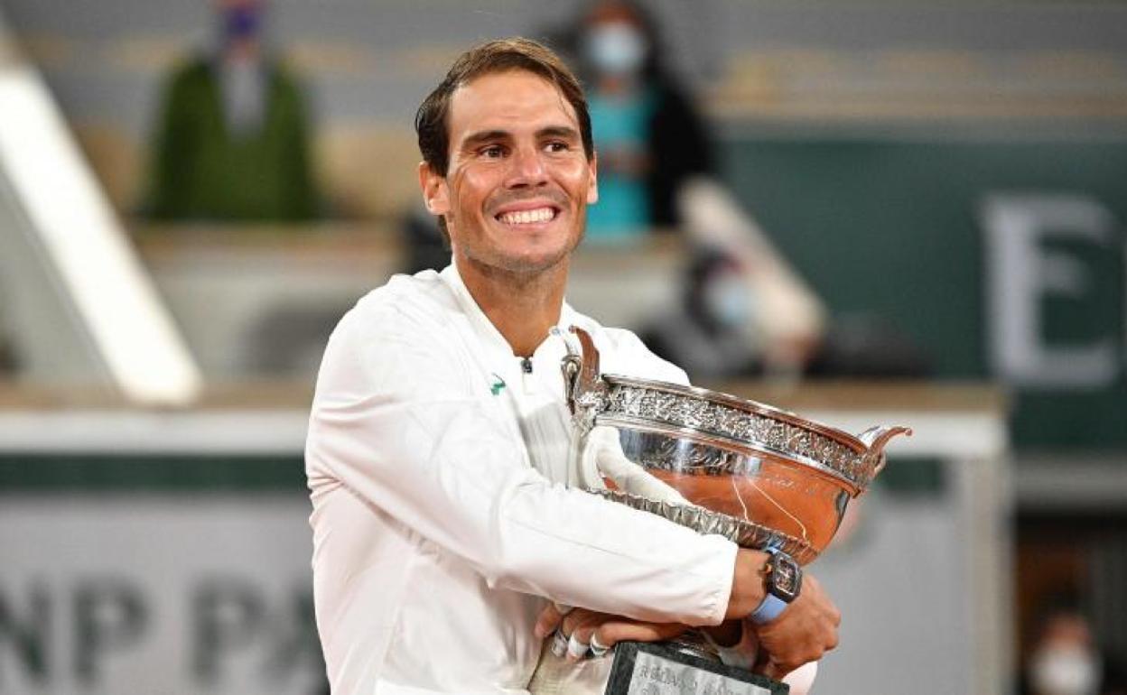 Nadal abraza la Copa de los Mosqueteros. 