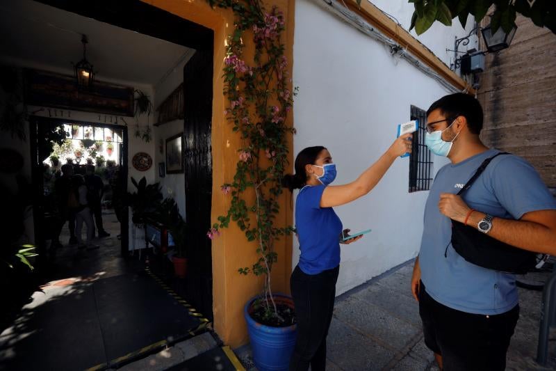 La pandemia obligó a suspender la cita en mayo, pero Córdoba no renuncia a presumir de sus patios y ha inaugurado una nueva edición de su ya famoso festival. En el medio centenar de patios abiertos estos días a los visitantes -a quienes se exigen las oportunas medidas de seguridad- no se ven tantas flores y sí un mayor protagonismo del verde, características que hacen de esta una edición aún más especial. 