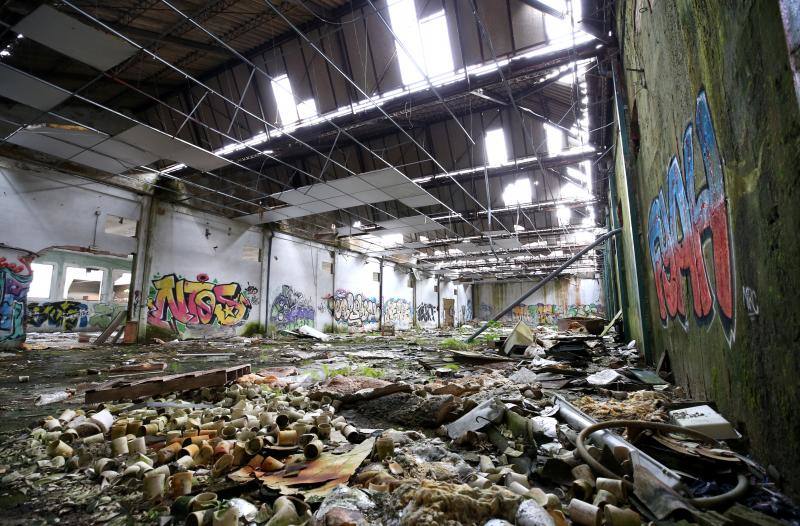 Los vecinos de San Claudio urgen medidas para evitar una desgracia en un recinto que dejó de tener actividad el 30 de abril de 2009, dejando en el paro a 44 trabajadores y dando carpetazo a 108 años de esplendor y exportación del nombre de San Claudio y de la ciudad de Oviedo.