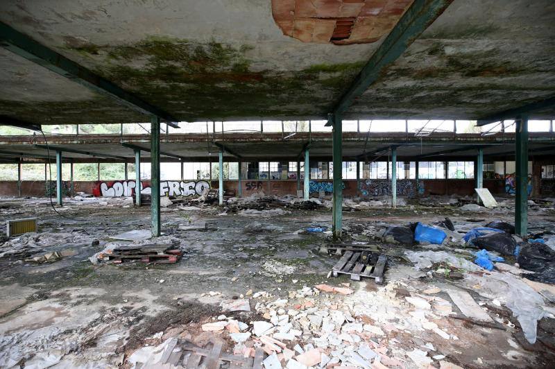 Los vecinos de San Claudio urgen medidas para evitar una desgracia en un recinto que dejó de tener actividad el 30 de abril de 2009, dejando en el paro a 44 trabajadores y dando carpetazo a 108 años de esplendor y exportación del nombre de San Claudio y de la ciudad de Oviedo.