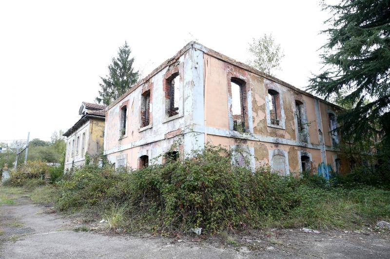 Los vecinos de San Claudio urgen medidas para evitar una desgracia en un recinto que dejó de tener actividad el 30 de abril de 2009, dejando en el paro a 44 trabajadores y dando carpetazo a 108 años de esplendor y exportación del nombre de San Claudio y de la ciudad de Oviedo.