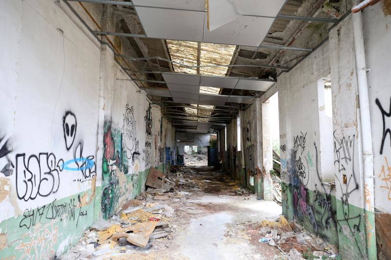 Los vecinos de San Claudio urgen medidas para evitar una desgracia en un recinto que dejó de tener actividad el 30 de abril de 2009, dejando en el paro a 44 trabajadores y dando carpetazo a 108 años de esplendor y exportación del nombre de San Claudio y de la ciudad de Oviedo.