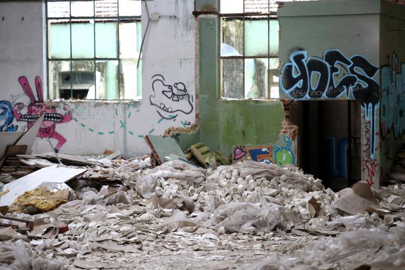 Los vecinos de San Claudio urgen medidas para evitar una desgracia en un recinto que dejó de tener actividad el 30 de abril de 2009, dejando en el paro a 44 trabajadores y dando carpetazo a 108 años de esplendor y exportación del nombre de San Claudio y de la ciudad de Oviedo.