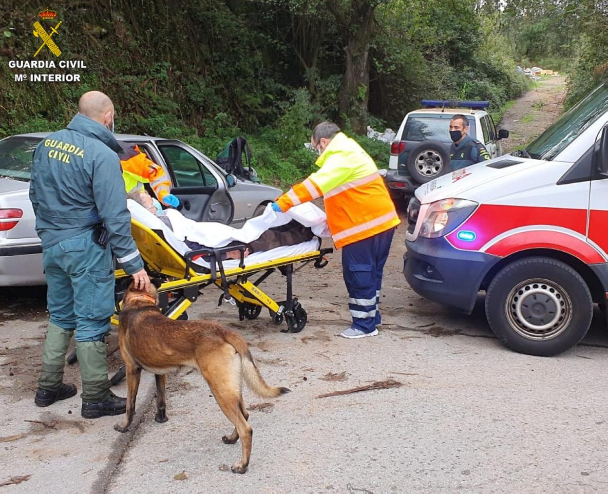 'Thor' con su guía en el momento en el que el hombre es trasladado a la ambulancia. 