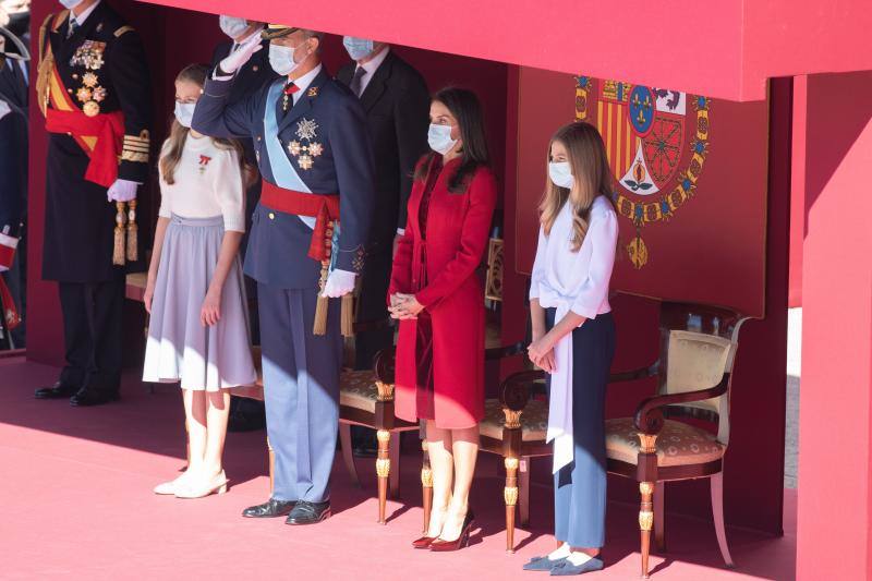 El estilismo de la Reina Letizia, de la Princesa Leonor y de la Infanta Sofía durante el desfile del 12 de octubre en la plaza de la Armería del Palacio Real de Madrid han captado la atención mediática. La Reina ha vuelto a apostar por Felipe Varela y ha rescatado un sobrio dos piezas de inspiración oriental, formado por un vestido de terciopelo con botones y un abrigo recto en crepe que se abrocha con pequeños lazos. La Princesa Leonor ha lucido una falda abullonada de color azul y un cuerpo con mangas de farol, del que prendía la insignia de la orden del Toisón de Oro. La Infanta Sofía, mucho más sobria, ha optado este 12-O por un conjunto compuesto por un pantalón ancho y una camisola con gran lazada.