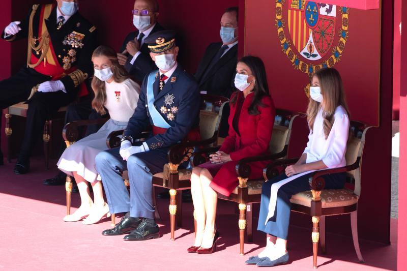 El estilismo de la Reina Letizia, de la Princesa Leonor y de la Infanta Sofía durante el desfile del 12 de octubre en la plaza de la Armería del Palacio Real de Madrid han captado la atención mediática. La Reina ha vuelto a apostar por Felipe Varela y ha rescatado un sobrio dos piezas de inspiración oriental, formado por un vestido de terciopelo con botones y un abrigo recto en crepe que se abrocha con pequeños lazos. La Princesa Leonor ha lucido una falda abullonada de color azul y un cuerpo con mangas de farol, del que prendía la insignia de la orden del Toisón de Oro. La Infanta Sofía, mucho más sobria, ha optado este 12-O por un conjunto compuesto por un pantalón ancho y una camisola con gran lazada.