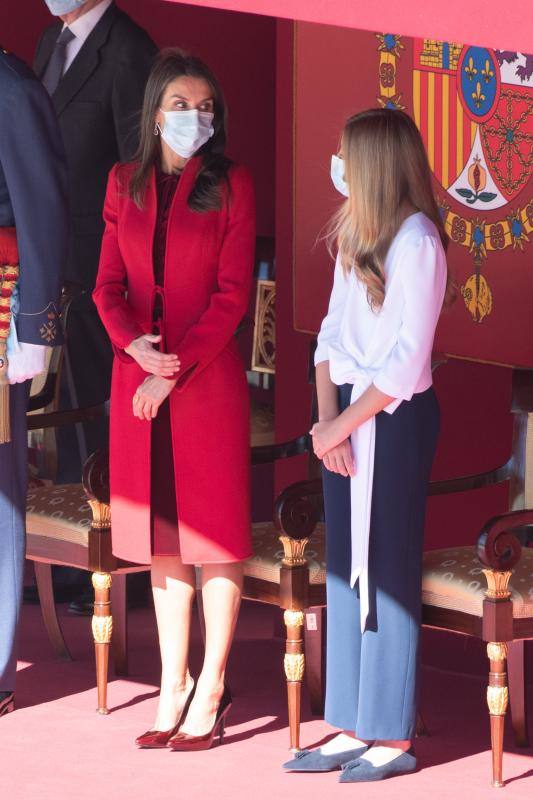 El estilismo de la Reina Letizia, de la Princesa Leonor y de la Infanta Sofía durante el desfile del 12 de octubre en la plaza de la Armería del Palacio Real de Madrid han captado la atención mediática. La Reina ha vuelto a apostar por Felipe Varela y ha rescatado un sobrio dos piezas de inspiración oriental, formado por un vestido de terciopelo con botones y un abrigo recto en crepe que se abrocha con pequeños lazos. La Princesa Leonor ha lucido una falda abullonada de color azul y un cuerpo con mangas de farol, del que prendía la insignia de la orden del Toisón de Oro. La Infanta Sofía, mucho más sobria, ha optado este 12-O por un conjunto compuesto por un pantalón ancho y una camisola con gran lazada.