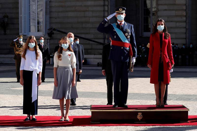 El estilismo de la Reina Letizia, de la Princesa Leonor y de la Infanta Sofía durante el desfile del 12 de octubre en la plaza de la Armería del Palacio Real de Madrid han captado la atención mediática. La Reina ha vuelto a apostar por Felipe Varela y ha rescatado un sobrio dos piezas de inspiración oriental, formado por un vestido de terciopelo con botones y un abrigo recto en crepe que se abrocha con pequeños lazos. La Princesa Leonor ha lucido una falda abullonada de color azul y un cuerpo con mangas de farol, del que prendía la insignia de la orden del Toisón de Oro. La Infanta Sofía, mucho más sobria, ha optado este 12-O por un conjunto compuesto por un pantalón ancho y una camisola con gran lazada.