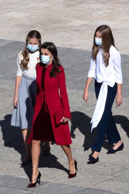 El estilismo de la Reina Letizia, de la Princesa Leonor y de la Infanta Sofía durante el desfile del 12 de octubre en la plaza de la Armería del Palacio Real de Madrid han captado la atención mediática. La Reina ha vuelto a apostar por Felipe Varela y ha rescatado un sobrio dos piezas de inspiración oriental, formado por un vestido de terciopelo con botones y un abrigo recto en crepe que se abrocha con pequeños lazos. La Princesa Leonor ha lucido una falda abullonada de color azul y un cuerpo con mangas de farol, del que prendía la insignia de la orden del Toisón de Oro. La Infanta Sofía, mucho más sobria, ha optado este 12-O por un conjunto compuesto por un pantalón ancho y una camisola con gran lazada.