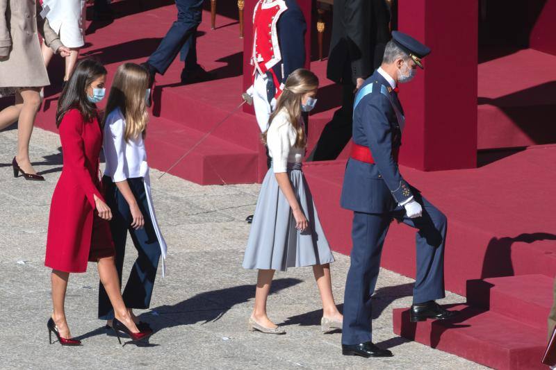 El estilismo de la Reina Letizia, de la Princesa Leonor y de la Infanta Sofía durante el desfile del 12 de octubre en la plaza de la Armería del Palacio Real de Madrid han captado la atención mediática. La Reina ha vuelto a apostar por Felipe Varela y ha rescatado un sobrio dos piezas de inspiración oriental, formado por un vestido de terciopelo con botones y un abrigo recto en crepe que se abrocha con pequeños lazos. La Princesa Leonor ha lucido una falda abullonada de color azul y un cuerpo con mangas de farol, del que prendía la insignia de la orden del Toisón de Oro. La Infanta Sofía, mucho más sobria, ha optado este 12-O por un conjunto compuesto por un pantalón ancho y una camisola con gran lazada.