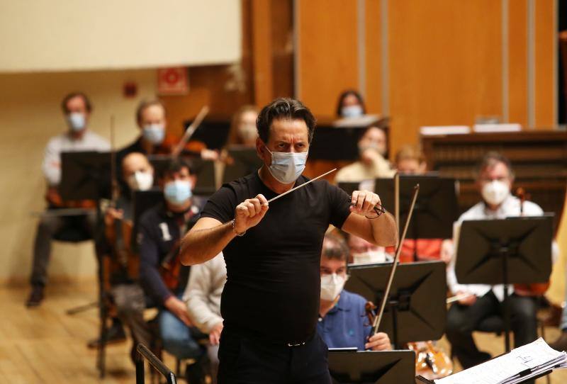 Andrea Morricone ha dirigido el ensayo de la Orquesta Sinfónica del Principado de Asturias (OSPA) en el Auditorio Príncipe Felipe de Oviedo antes del concierto que servirá de homenaje a su padre, Ennio Morrricone, Premio Princesa de Asturias de las Artes 2020. 