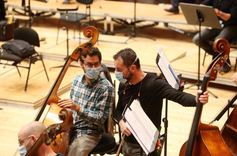 Andrea Morricone ha dirigido el ensayo de la Orquesta Sinfónica del Principado de Asturias (OSPA) en el Auditorio Príncipe Felipe de Oviedo antes del concierto que servirá de homenaje a su padre, Ennio Morrricone, Premio Princesa de Asturias de las Artes 2020. 