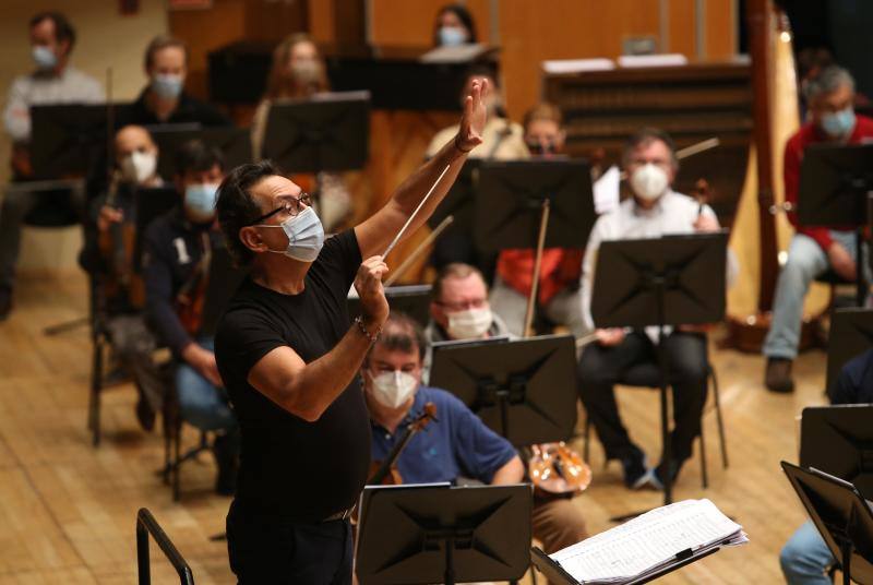 Andrea Morricone ha dirigido el ensayo de la Orquesta Sinfónica del Principado de Asturias (OSPA) en el Auditorio Príncipe Felipe de Oviedo antes del concierto que servirá de homenaje a su padre, Ennio Morrricone, Premio Princesa de Asturias de las Artes 2020. 