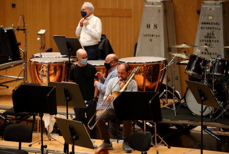 Andrea Morricone ha dirigido el ensayo de la Orquesta Sinfónica del Principado de Asturias (OSPA) en el Auditorio Príncipe Felipe de Oviedo antes del concierto que servirá de homenaje a su padre, Ennio Morrricone, Premio Princesa de Asturias de las Artes 2020. 