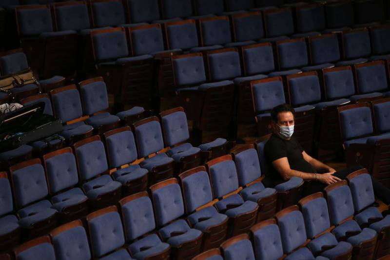 Andrea Morricone ha dirigido el ensayo de la Orquesta Sinfónica del Principado de Asturias (OSPA) en el Auditorio Príncipe Felipe de Oviedo antes del concierto que servirá de homenaje a su padre, Ennio Morrricone, Premio Princesa de Asturias de las Artes 2020. 