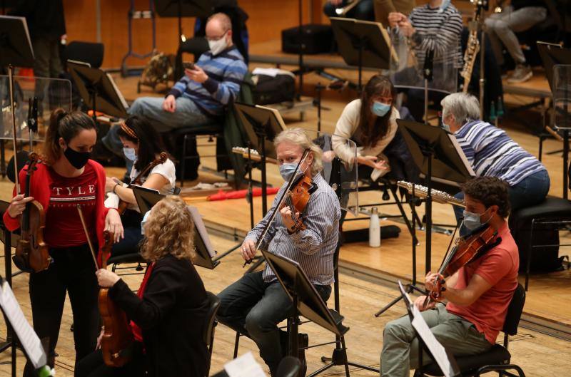 Andrea Morricone ha dirigido el ensayo de la Orquesta Sinfónica del Principado de Asturias (OSPA) en el Auditorio Príncipe Felipe de Oviedo antes del concierto que servirá de homenaje a su padre, Ennio Morrricone, Premio Princesa de Asturias de las Artes 2020. 