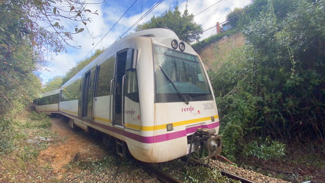 Un tren que circulaba este miércoles a las 8.58 entre Soto del Barco y Pravia ha sufrido un descarrilamiento al encontrarse en la vía con un desprendimiento de tierras. En la unidad iban 19 viajeros y personal de servicio de Feve. Según informan desde el Gobierno del Principado en el accidente han resultado heridas tres personas, dos leves y otra con pronóstico reservado. 