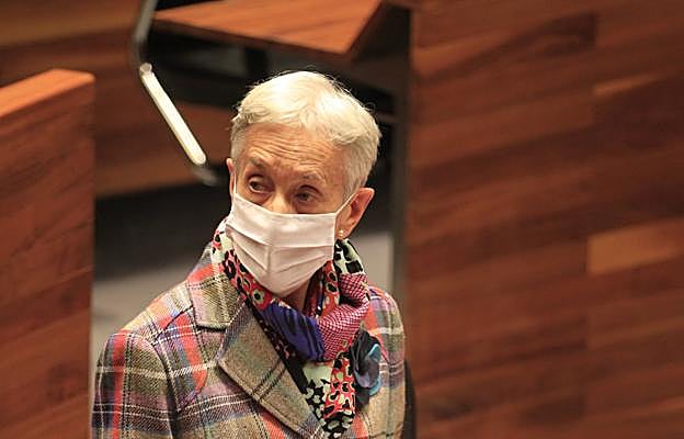 La consejera Carmen Suárez, ayer en el pleno de la Junta General, contesta a las preguntas de la oposición. En el vídeo: Simón: «Podemos llamarlo segunda ola, no estamos bajando y no sabemos cómo va a evolucionar en los próximos meses»