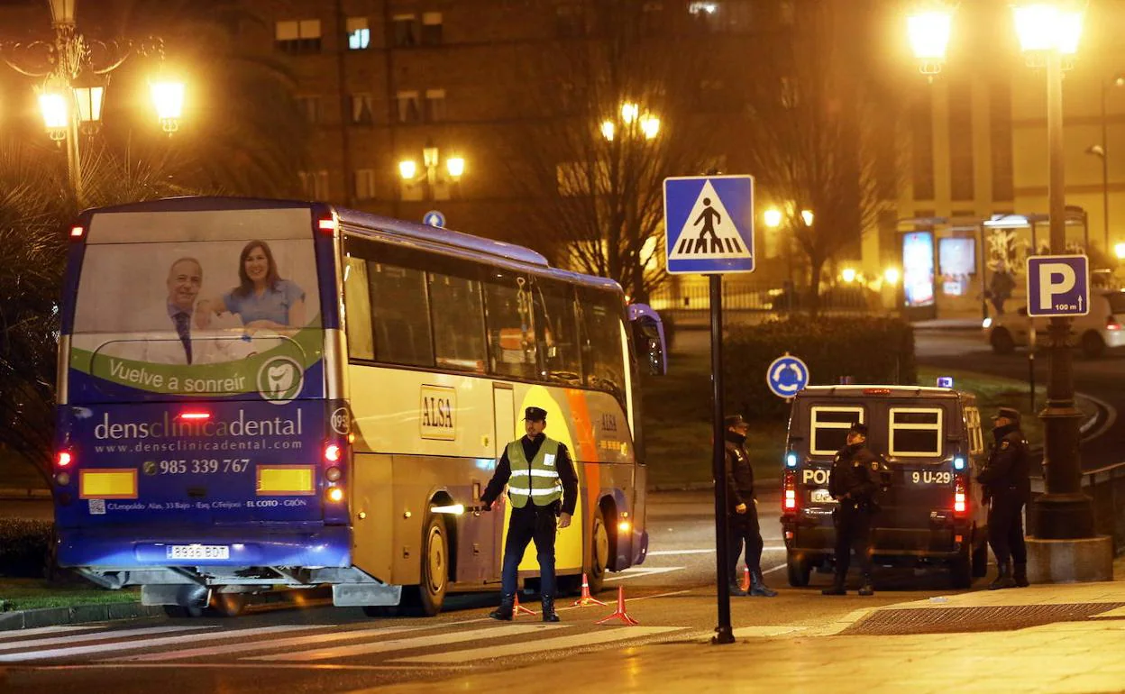 Vigilancia policial durante la huelga indefinida convocada en Alsa para los trayectos con origen y destino en Asturias
