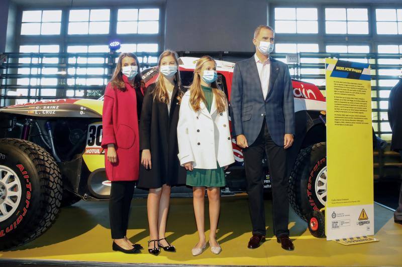 Felipe VI, la Reina Letizia, la Princesa Leonor y la infanta Sofía han recorrido las instalaciones culturales de la Semana de los Premios Princesa