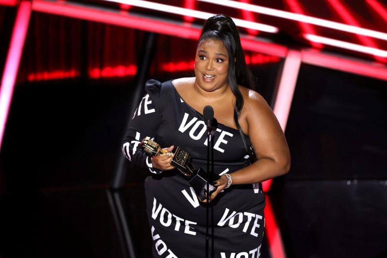 Lizzo recogió su premio con un vestido que llevaba la palabra 'VOTE' (vota). 