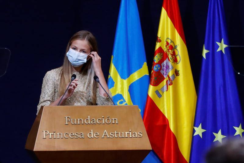 Los Reyes, acompañados por sus hijas la princesa Leonor y la infanta Sofía, disfrutaron de una edición atípica de los Premios Príncipe de Asturias 2020, marcada por la pandemia y por unas estrictas medidas de seguridad, tanto en el acto central en el Reconquista como en las actividades de la Fábrica.