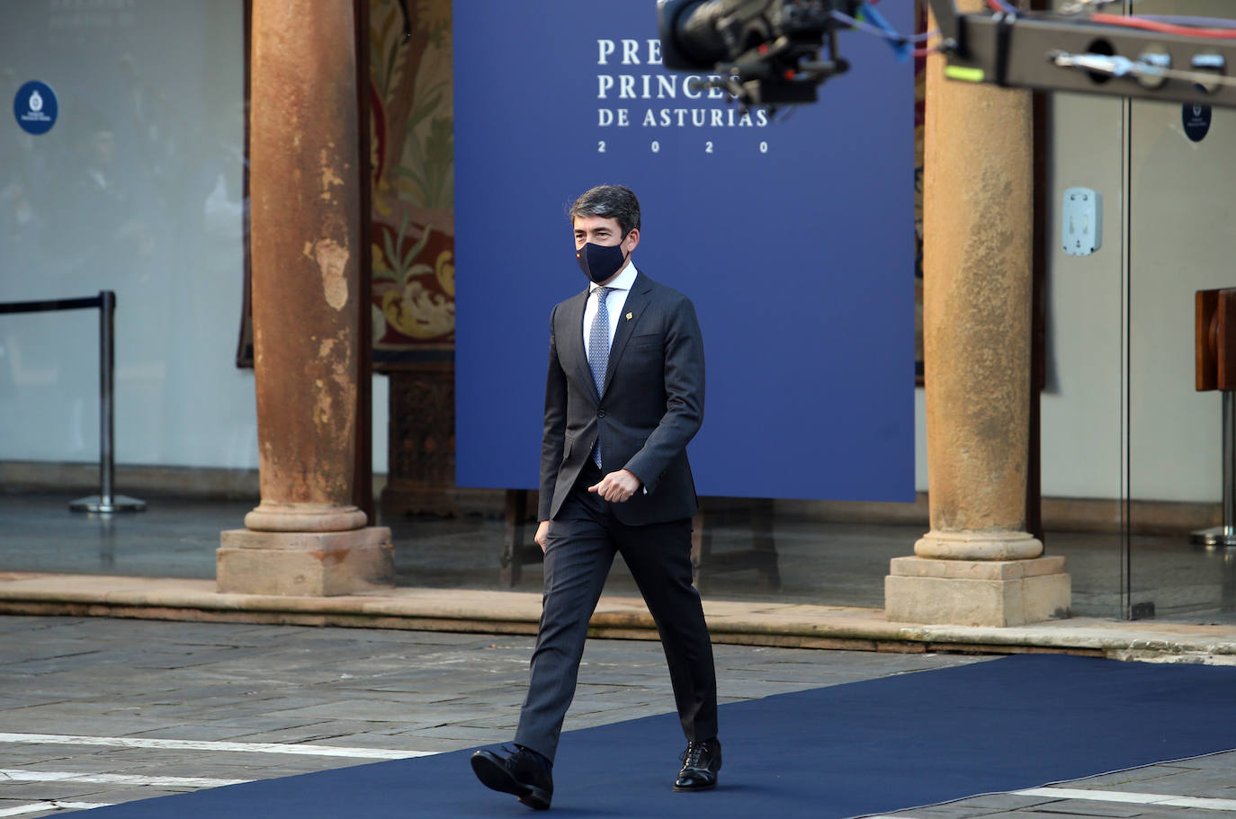 Fueron menos de medio centenar de personas las que accedieron al interior del salón del Hotel Reconquista donde este año, de manera excepcional, tuvo lugar la ceremonia de entrega de los Premios Princesa de Asturias.