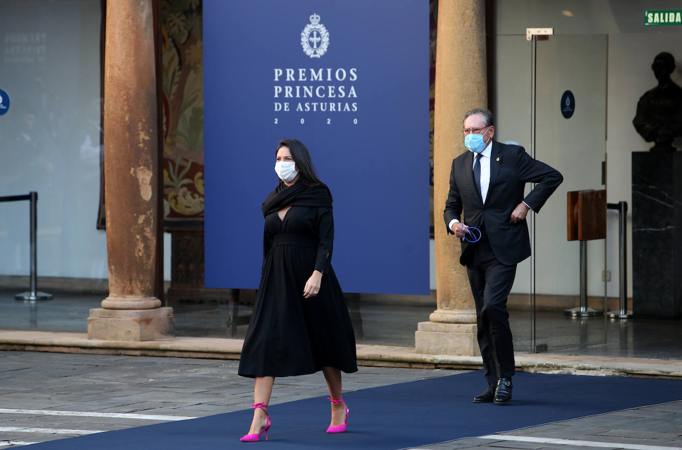 Fueron menos de medio centenar de personas las que accedieron al interior del salón del Hotel Reconquista donde este año, de manera excepcional, tuvo lugar la ceremonia de entrega de los Premios Princesa de Asturias.