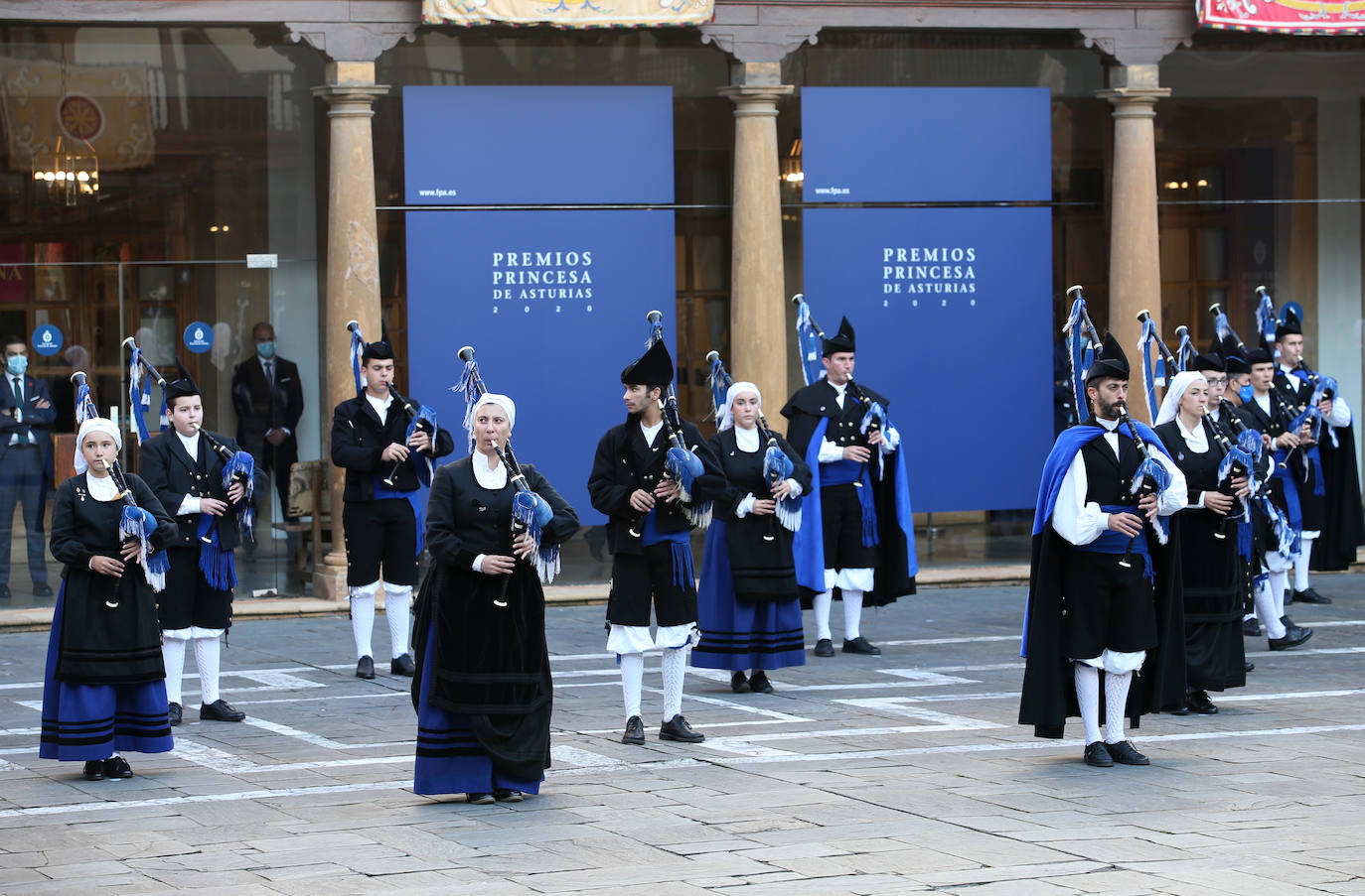 Fueron menos de medio centenar de personas las que accedieron al interior del salón del Hotel Reconquista donde este año, de manera excepcional, tuvo lugar la ceremonia de entrega de los Premios Princesa de Asturias.