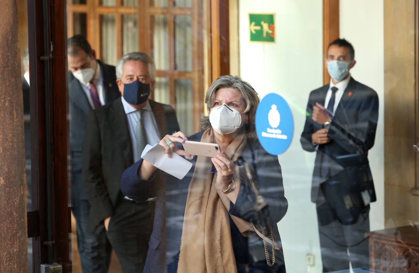 Fueron menos de medio centenar de personas las que accedieron al interior del salón del Hotel Reconquista donde este año, de manera excepcional, tuvo lugar la ceremonia de entrega de los Premios Princesa de Asturias.