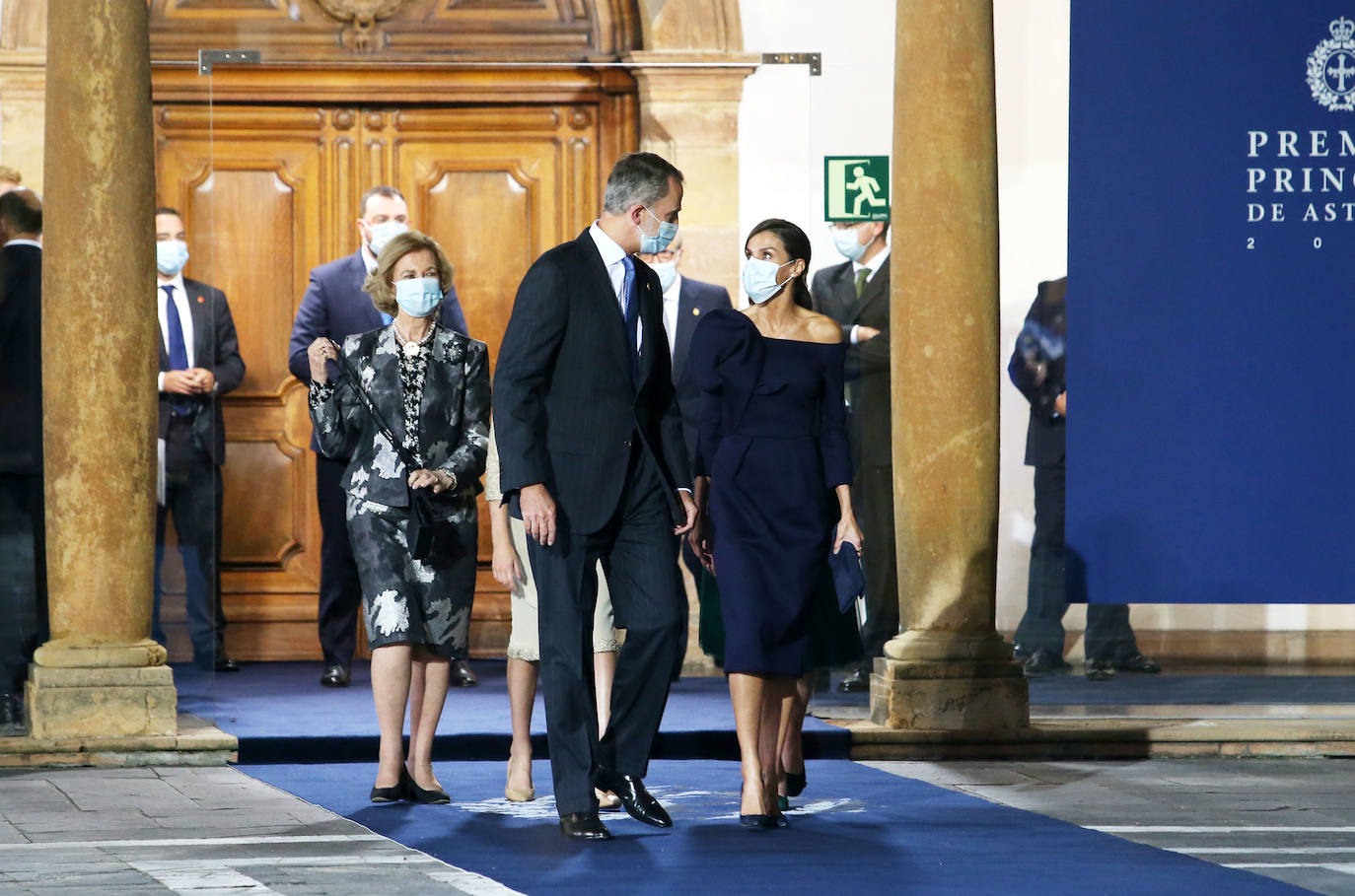 Los Reyes, acompañados por sus hijas la princesa Leonor y la infanta Sofía, disfrutaron de una edición atípica de los Premios Príncipe de Asturias 2020, marcada por la pandemia y por unas estrictas medidas de seguridad, tanto en el acto central en el Reconquista como en las actividades de la Fábrica.