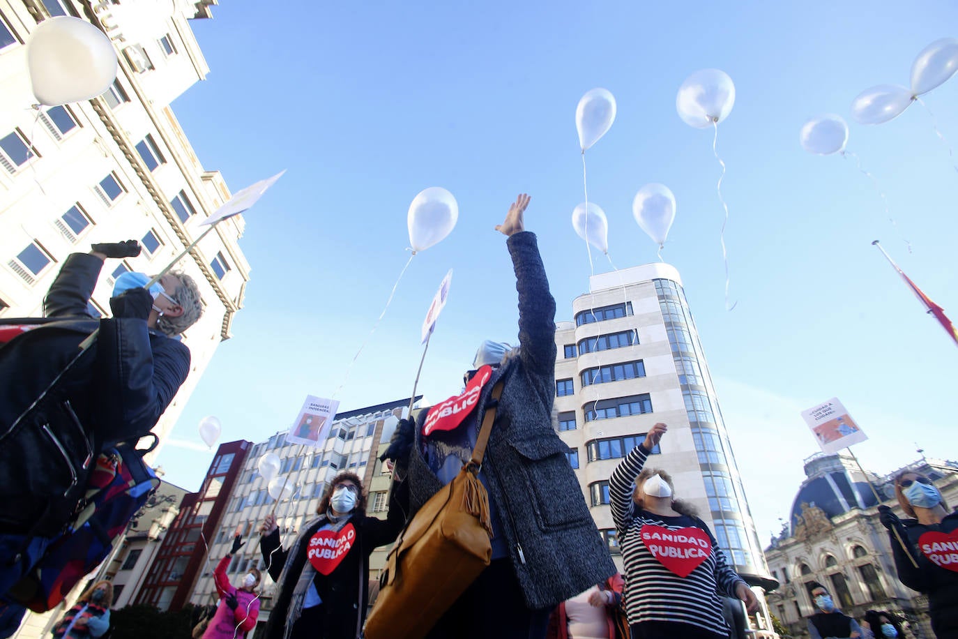 Más de un centenar de personas recorrió la ciudad entre banderas republicanas y consignas contra la Familia Real en una manifestación que arrancó en el Milán y marchó hasta la Escandalera reivindicando a la Asturias antimonárquica. También en la Escandalera, pero con anterioridad, tuvo lugar una concentración por los derechos de los santarios.