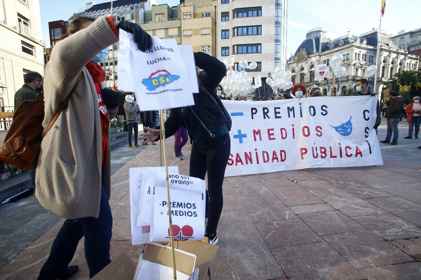 Más de un centenar de personas recorrió la ciudad entre banderas republicanas y consignas contra la Familia Real en una manifestación que arrancó en el Milán y marchó hasta la Escandalera reivindicando a la Asturias antimonárquica. También en la Escandalera, pero con anterioridad, tuvo lugar una concentración por los derechos de los santarios.