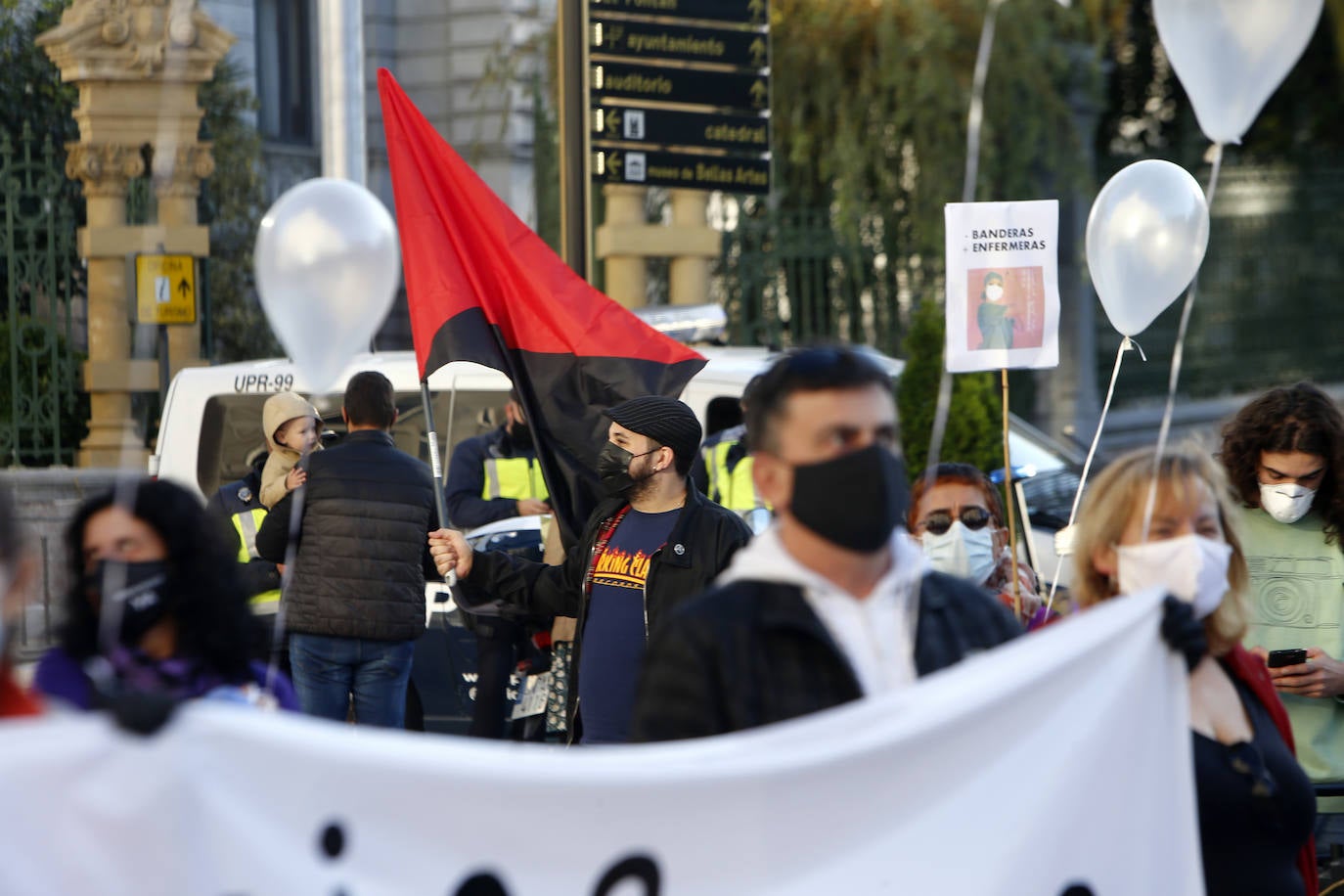 Más de un centenar de personas recorrió la ciudad entre banderas republicanas y consignas contra la Familia Real en una manifestación que arrancó en el Milán y marchó hasta la Escandalera reivindicando a la Asturias antimonárquica. También en la Escandalera, pero con anterioridad, tuvo lugar una concentración por los derechos de los santarios.
