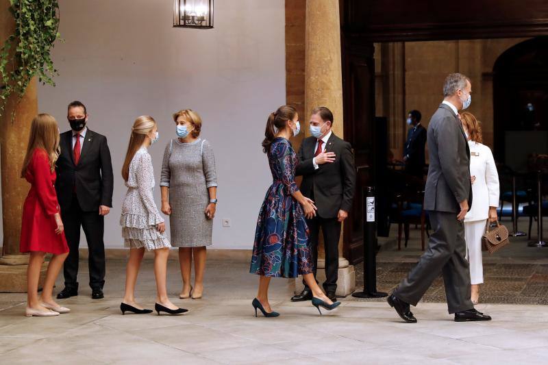 Los Reyes Felipe VI y Letizia y su hijas, la Princesa Leonor y la Infanta Sofía, han recibido a los presidentes de los jurados de los Premios Princesa de Asturias, los patronos de la Fundación Princesa de Asturias y los galardonados este viernes, en el Hotel Reconquista de Oviedo.