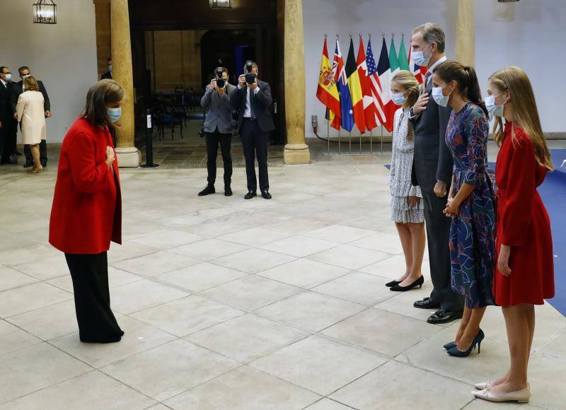 Los Reyes Felipe VI y Letizia y su hijas, la Princesa Leonor y la Infanta Sofía, han recibido a los presidentes de los jurados de los Premios Princesa de Asturias, los patronos de la Fundación Princesa de Asturias y los galardonados este viernes, en el Hotel Reconquista de Oviedo.