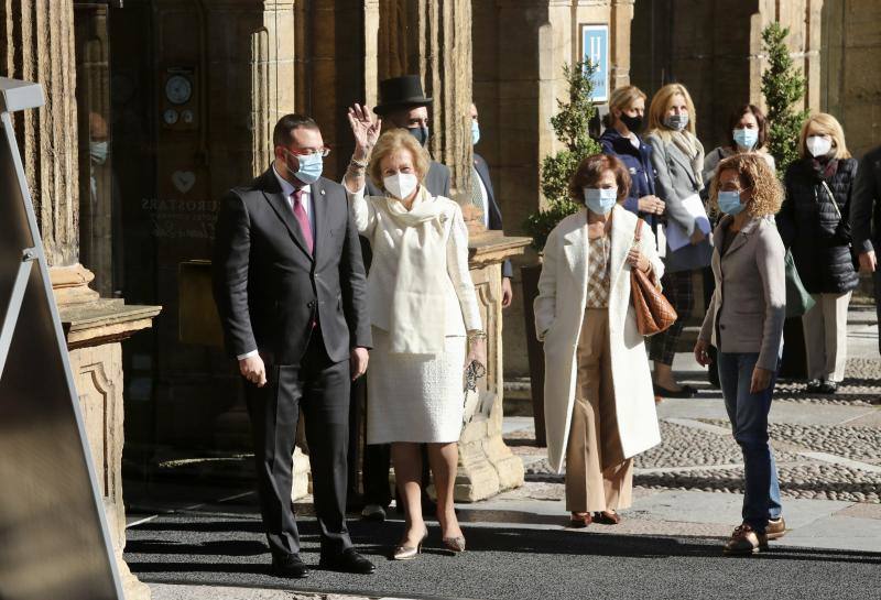 La Reina emérita doña Sofía ha acudido este viernes a la recepción de la Familia Real celebrada en el Hotel Reconquista con motivo de los Premios Princesa de Asturias. 