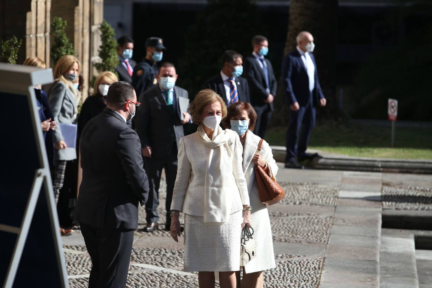 La Reina Sofía ha llegado este viernes al mediodía a Oviedo para asistir a la ceremonia de entrega de los Premios Princesa de Asturias 